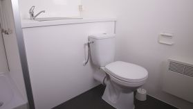 1200F411T222 Två badrum och toalett